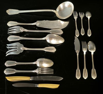 beaucoup d'argenterie sur une table avec des cuillères et des fourchettes