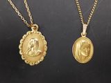 deux colliers en or sur lesquels figurent les portraits d'une femme et d'un homme