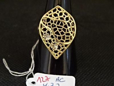 une bouteille de vin sur laquelle est accrochée une étiquette