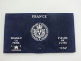 une image représentant un portefeuille bleu orné d'une image de phoque