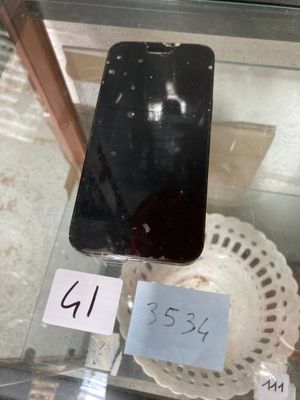 un téléphone portable exposé dans une vitrine