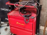 une boîte à outils rouge posée sur une table rouge