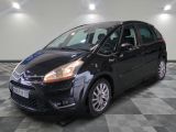 la voiture noire est garée sur un sol en damier dans le garage