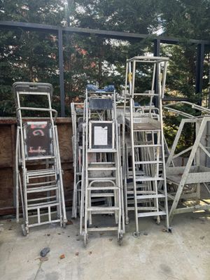 beaucoup de chaises et d'échelles qui se trouvent à l'extérieur
