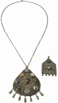 ENSEMBLE DE DEUX COLLIERS Lot comprenant un collier avec des…