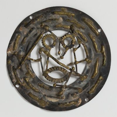 une image représentant une plaque métallique ornée d'un motif