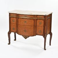 Commode à ressaut en bois de placage à façade légèrement gal…