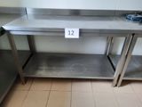 une table en acier inoxydable sur laquelle est posée une étiquette de prix
