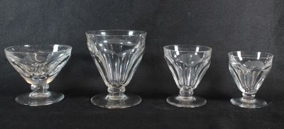 quatre verres à pied sont alignés sur une surface noire