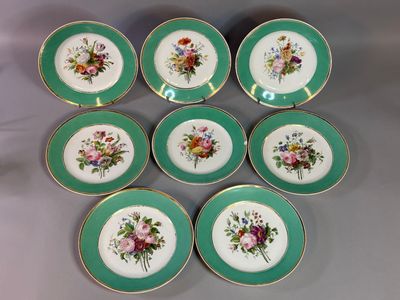 651. Suite de 8 assiettes plates en porcelaine de Paris, déb…
