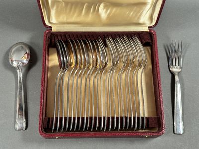 des couverts dans un étui rouge, comprenant une cuillère, une fourchette et un repose-cuillère