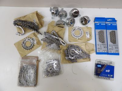 un grand nombre d'objets métalliques posés sur une table