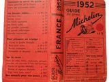 un vieux livre à la couverture rouge posé sur une table