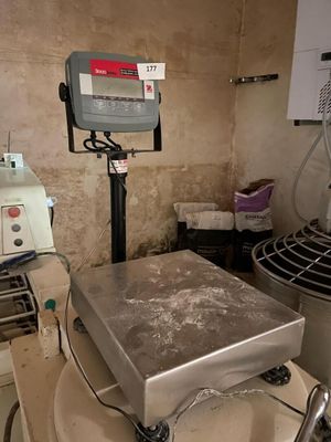 une photo d'une cuisine avec un mixeur et une balance