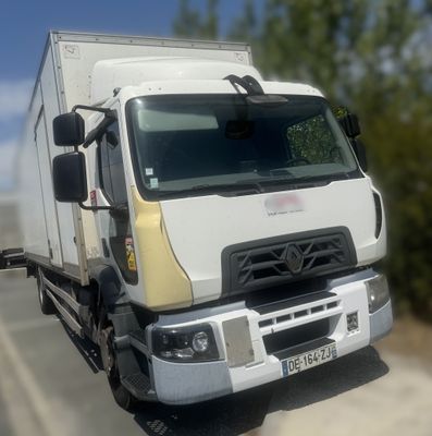 un camion garé sur le côté de la route