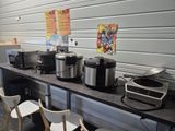 de nombreux types d'appareils électroménagers posés sur la table