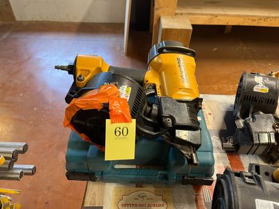 un grand nombre d'outils posés sur une table