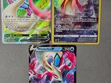 trois cartes Pokémon aux couleurs et aux motifs variés