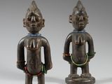 paire de personnages en bois sculpté représentant un homme et une femme