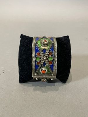 un gros plan d'un bracelet posé sur un étui en velours noir