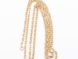 un collier en or avec une chaîne sur fond blanc