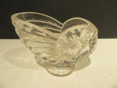 un vase en verre transparent contenant une fleur