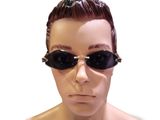une tête de mannequin portant une paire de lunettes de soleil