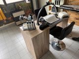 un bureau avec une chaise et un clavier dans une pièce