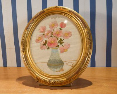 une photo d'une photo représentant des fleurs dans un vase posé sur une table