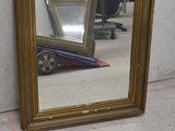 un miroir posé par terre devant un mur