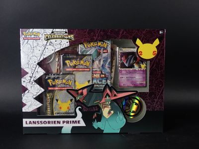 une boîte de cartes Pokémon sur laquelle est posée une figurine de Pokémon