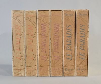 quatre livres sont empilés sur une surface blanche