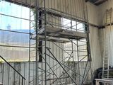 de nombreux échafaudages dans un immeuble comportant de nombreuses fenêtres