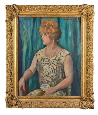 tableau représentant une femme en robe dorée, assise devant un rideau bleu