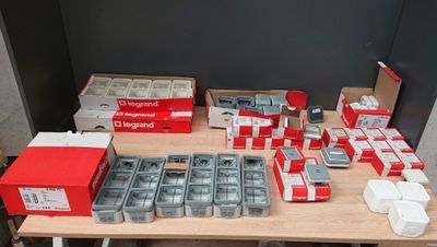 de nombreux paquets de cigarettes posés sur une table, dont il y a beaucoup
