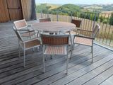 une table et des chaises sur la terrasse d'une maison
