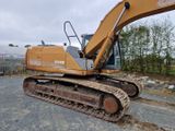 une photo d'un engin de chantier garé sur un parking