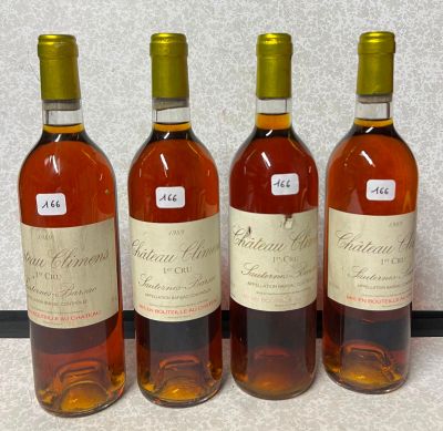quatre bouteilles de vin sont alignées sur une table