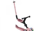 La trottinette est rose et a un guidon noir.