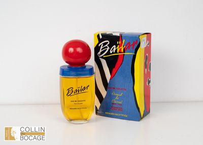 l'image d'un flacon de parfum à côté d'une boîte de parfum