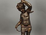 une image représentant une lampe surmontée d'une statue