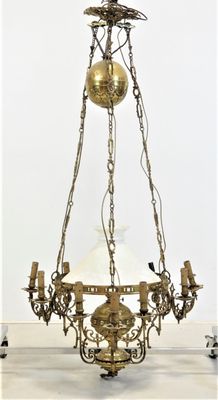 un lustre surmonté d'un dôme en verre