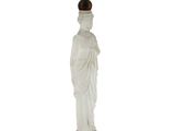 un bougeoir en verre surmonté d'une statuette