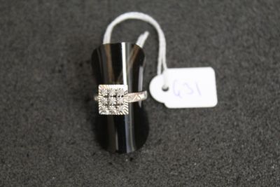 une bague en argent ornée d'une fleur et d'une étiquette de prix