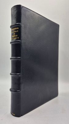 un livre noir à la reliure dorée et à la couverture noire