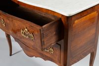 Commode à façade légèrement galbée en noyer et placage de ro… (photo 3)