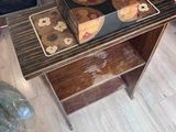 une petite table avec un plateau en bois et un tiroir