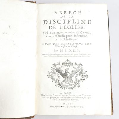 un livre ouvert avec l'image d'un oiseau dessus