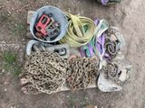 un tas de chaînes et d'autres objets par terre