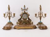 trois types d'horloges exposées sur la table
